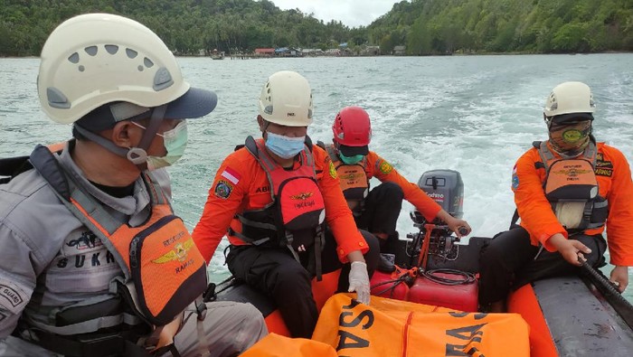 Tim SAR gabungan mengevakuasi jasad warga di Perairan Pemangkat