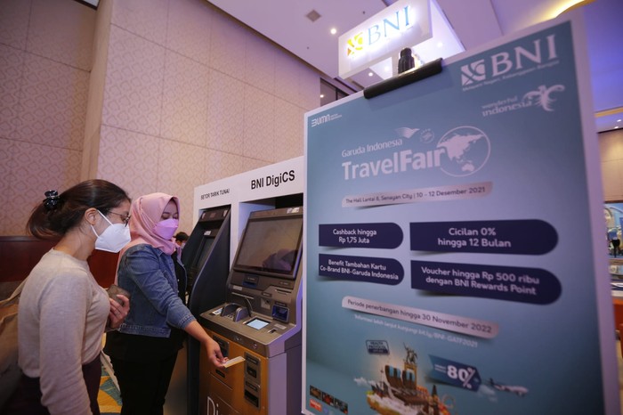 Nasabah PT Bank Negara Indonesia (Persero) Tbk. (BNI) melakukan transaksi pembeliaan tiket dengan kartu Co-brand BNI Garuda dalam pameran perjalanan wisata Garuda Indonesia Travel Fair (GATF) Hybrid 2021, Sabtu (11/12/2021). Garuda Indonesia memiliki program “Best Deal”, Garuda Indonesia menawarkan diskon tiket hingga 80% untuk penerbangan dari Jakarta menuju 11 destinasi domestik ke Medan hingga Labuan Bajo. BNI pun pada Event ini yaitu Diskon/Cashback hingga Rp. 1,75 juta, Cicilan 0% hingga 12 bulan, Free Voucher hingga Rp. 500rb dengan BNI Reward Points serta program tambahan lainnya khusus untuk Kartu Co-brand BNI Garuda.