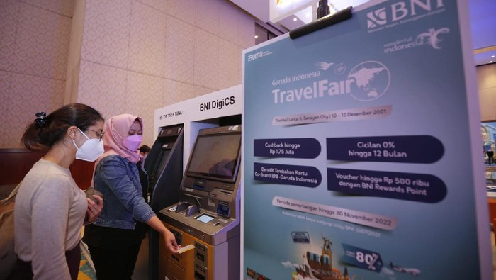 Nasabah PT Bank Negara Indonesia (Persero) Tbk. (BNI) melakukan transaksi pembeliaan tiket dengan kartu Co-brand BNI Garuda dalam pameran perjalanan wisata Garuda Indonesia Travel Fair (GATF) Hybrid 2021, Sabtu (11/12/2021). Garuda Indonesia memiliki program “Best Deal”, Garuda Indonesia menawarkan diskon tiket hingga 80% untuk penerbangan dari Jakarta menuju 11 destinasi domestik ke Medan hingga Labuan Bajo. BNI pun pada Event ini yaitu Diskon/Cashback hingga Rp. 1,75 juta, Cicilan 0% hingga 12 bulan, Free Voucher hingga Rp. 500rb dengan BNI Reward Points serta program tambahan lainnya khusus untuk Kartu Co-brand BNI Garuda.