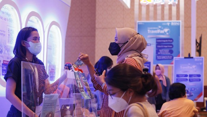 Transaksi di GATF Lebih Mudah dengan BNI Nasabah PT Bank Negara Indonesia (Persero) Tbk. (BNI) melakukan transaksi pembeliaan tiket dengan kartu Co-brand BNI Garuda dalam pameran perjalanan wisata Garuda Indonesia Travel Fair (GATF) Hybrid 2021, Sabtu (11/12/2021). Garuda Indonesia memiliki program “Best Deal”, Garuda Indonesia menawarkan diskon tiket hingga 80% untuk penerbangan dari Jakarta menuju 11 destinasi domestik ke Medan hingga Labuan Bajo. BNI pun pada Event ini yaitu Diskon/Cashback hingga Rp. 1,75 juta, Cicilan 0% hingga 12 bulan, Free Voucher hingga Rp. 500rb dengan BNI Reward Points serta program tambahan lainnya khusus untuk Kartu Co-brand BNI Garuda.