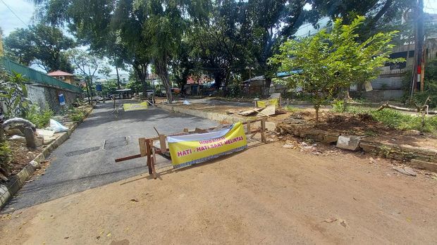 Truk terperosok sumur resapan.