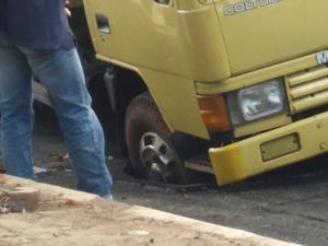 Bagaimana Bisa Truk Terperosok Sumur Resapan Bikinan Sendiri?