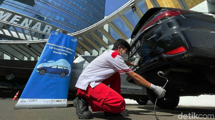 Uji emisi gratis dilakukan di Jakarta, Minggu, (12/12/ 2021). Dalam kegiatan ini sebanyak 400 kendaraan mobil melakukan diuji emisi.