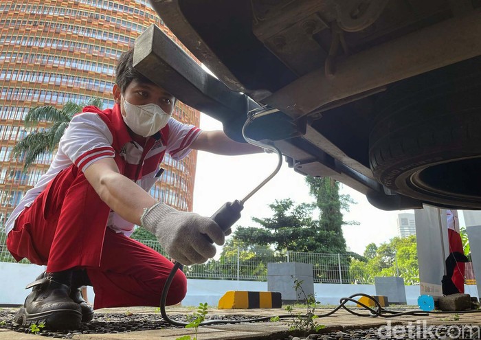 Uji emisi gratis dilakukan di Jakarta, Minggu, (12/12/ 2021). Dalam kegiatan ini sebanyak 400 kendaraan mobil melakukan diuji emisi.