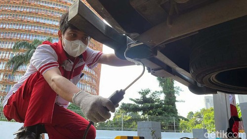 Uji emisi gratis dilakukan di Jakarta, Minggu, (12/12/ 2021). Dalam kegiatan ini sebanyak 400 kendaraan mobil melakukan diuji emisi.