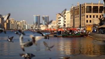 UEA yang merupakan federasi tujuh negara kota independen di sepanjang pantai timur Semenanjung Arab, termasuk Abu Dhabi dan Dubai, menyebutkan peralihan ini memiliki manfaat ekonomi. Akhir pekan yang lebih panjang akan membantu meningkatkan produktivitas dan meningkatkan keseimbangan kehidupan kerja. Getty Images/Francois Nel