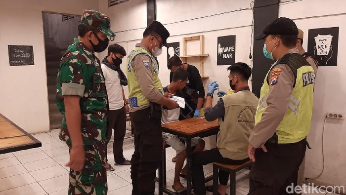 PDIP Surabaya kembali mengirimkan bantuan untuk warga terdampak erupsi Gunung Semeru di Lumajang, Sabtu (11/12). Itu merupakan bantuan kloter ketiga, setelah sebelumnya dikirimkan tahap pertama dan kedua pada Senin dan Rabu lalu.