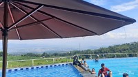 Tenda dan kolam renang.