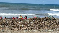 Sampah kiriman ini mulai muncul sekitar 2 pekan lalu dan mulai menumpuk pertama kali di Pantai Kuta.