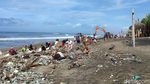 Potret 1.200 Ton Sampah Terdampar di 12 Pantai Selatan Bali
