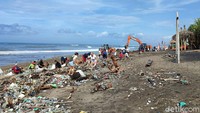 Bidang Pengelolaan Kebersihan dan Limbah Bahan Berbahaya Beracun (B3) Dinas Lingkungan Hidup dan Kebersihan Kabupaten Badung telah mengumpulkan sampah lebih dari 1.200 ton sampah setelah melakukan pembersihan dua pekan.
