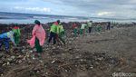 Potret 1.200 Ton Sampah Terdampar di 12 Pantai Selatan Bali