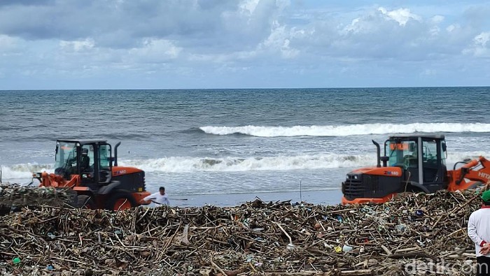 1.200 ton sampah di pantai selatan Bali. (dok. Istimewa) 1.200 ton sampah di pantai selatan Bali. (dok. Istimewa)