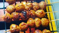 Bakso Bakar di Pasar Minggu ini terbilang punya banyak penggemar. Bakso racikan Pak Gendut ini diberi saus kental yang pedas manis dan disajikan dengan taburan bawang goreng. Foto : Instagram @baksobakar.pg