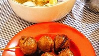 Bakso bakar khas Malang ada di Bakso Malang Tempo Doeloe di Galaxy Bekasi. Bakso Bakar di sini disajikan dengan ketupat dan sambal kecap manis pedas. Foto : Instagram @baksomalangtempodoeloe