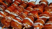 Varian bakso bakar super lengkap ada di sini. Bakso Bakar Gussi menawarkan bakso bakar original, bakso bakar mentega, bakso kecap manis, bakso pedas manis dan bakso bakar mayonaise. Foto : Instagram @baksobakargussi