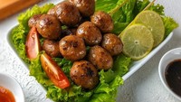Bakso bakar identik dengan rasanya yang gurih manis karena dibakar sambil diolesi kecap berbumbu. Bakso bakar juga kerap ditusuk seperti sate saat dibakar. Foto Instagram @warungbaksozaghan