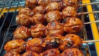 Di warung Baksgul ini kamu bisa jajan bakso bakar dan telur gulung. Bakso bakar ukuran jumbo bisa jadi pilihan kamu yang mau kenyang dan puas makan bakso bakar. Foto Instagram @baksgul