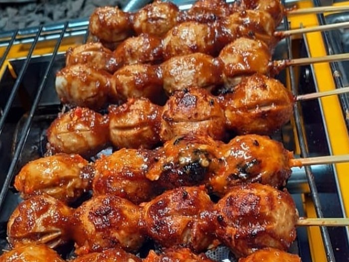 20 Bakso Bakar Pedas Manis Ada di Sini