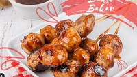 Bakso bakar bisa jadi lauk teman makan nasi, tapi juga cocok jadi pilihan camilan pengganjal perut. Bakso bakar di restoran Potoyo Jakarta ini disajikan manis dengan olesan kecap saat dibakar. Foto : Instagram @potoyojkt