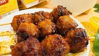 Kalau suka bakso bakar yang berlimpah bumbu kental, kamu bisa jajan bakso di Treat Wish yang berlokasi di Jakarta Barat. Di sini bakso bakarnya dibuat dengan daging premium tanpa tambahan bahan pengawet. Bumbunya juga kental berlimpah. Foto : Instagram @treatwish.id