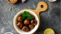 Bakso bakar di Warung Bakso Zaghan yang berlokasi di Tebet, Jakarta Selatan ini juga tak kalah menggoda. Bakso hitam manis ini makin lengkap dengan cocolan saus sambal dan kecap manis. Foto : Instagram @warungbaksozaghan