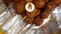 Sesuai dengan namanya, bakso bakar satu ini pasti sedep. Ya, warung Bakso Sedep menawarkan sate bakso bakar yang mania pedas dan gurih. Foto : Instagram @baksobakarsedep