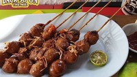 Bakso bakar bisa jadi pilihan saat bosan makan bakso berkuah. Sensasi rasanya yang gurih berpadu dengan saus olesan yang pedas manis. Salah satu bakso bakar bisa didapatkan di kedai Backso on the Mie di Sunter, Jakarta Utara ini. Foto : Instagram @back.so.on.the.mie