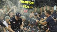 Pembalap Red Bull Max Verstappen dari Belanda, kiri, merayakan dengan kepala tim Red Bull Christian Horner, kanan, dan timnya di pit lane setelah menjadi juara dunia pembalap F1 setelah memenangkan Formula Satu Grand Prix Abu Dhabi di Abu Dhabi, United Arab Emirates. Musim Formula Satu paling dramatis dalam beberapa tahun berakhir. AP/Kamran Jebreili