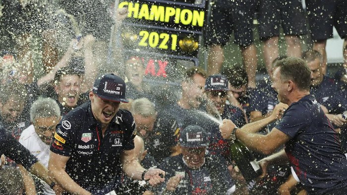 Abu Dhabi F1 GP Auto Racing Pembalap Red Bull Max Verstappen dari Belanda, kiri, merayakan dengan kepala tim Red Bull Christian Horner, kanan, dan timnya di pit lane setelah menjadi juara dunia pembalap F1 setelah memenangkan Formula Satu Grand Prix Abu Dhabi di Abu Dhabi, United Arab Emirates, Minggu, 12 Desember 2021. Musim Formula Satu paling dramatis dalam beberapa tahun berakhir, tentu saja, dengan salah satu penyelesaian paling dramatis yang mungkin terjadi ketika Max Verstappen merebut gelar juara dunia dari Lewis Hamilton dengan operan di lap terakhir GP Abu Dhabi. (Foto AP/Kamran Jebreili)