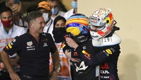Verstappen yang berusia 24 tahun mengambil kesempatan ini dan melewati Hamilton untuk merebut gelar juara dunia pertama. Verstappen jadi juara dunia dengan torehan 394,5 poin mengungguli Hamilton dengan 388,5 angka. AP/Kamran Jebreili