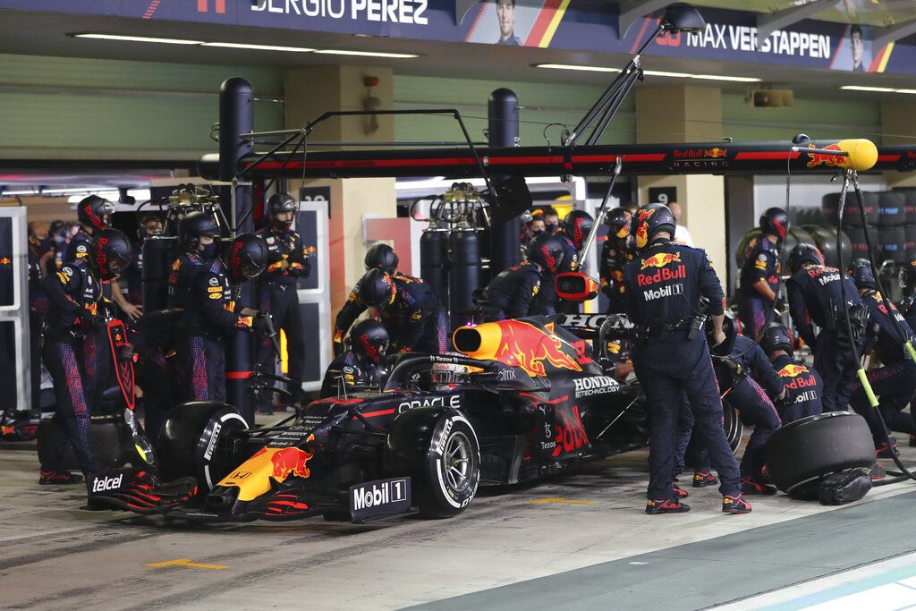 Pembalap Red Bull Max Verstappen dari Belanda melakukan pit stop selama Grand Prix Formula Satu Abu Dhabi di Abu Dhabi, Uni Emirat Arab, Minggu, 12 Desember 2021. (AP Photo/Kamran Jebreili, Pool)