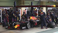 Verstappen memulai dari pole position dengan Hamilton di urutan kedua. Verstappen melakukan awal yang lamban seperti biasanya dan membiarkan Hamilton memimpin dan terus memperpanjangnya. Hamilton melaju ke gelar No. 8 sampai kecelakaan Nicholas Latifi membawa keluar safety car dengan hanya beberapa lap tersisa. Setelah kebingungan, balapan dimulai kembali di lap terakhir, Verstappen dengan ban baru. AP/Kamran Jebreili