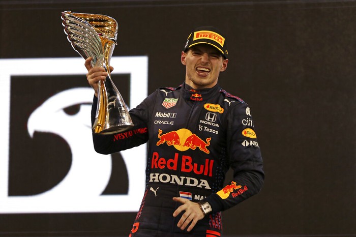 Pembalap Red Bull Max Verstappen dari Belanda melakukan selebrasi di podium setelah menjadi juara dunia pembalap F1 usai menjuarai Formula Satu Grand Prix Abu Dhabi di Abu Dhabi, Uni Emirat Arab, Minggu, 12 Desember 2021. (AP Photo/Kamran Jebreili, Kolam)
