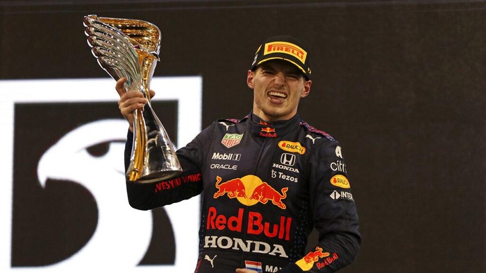 Abu Dhabi F1 GP Auto Racing Pembalap Red Bull Max Verstappen dari Belanda melakukan selebrasi di podium setelah menjadi juara dunia pembalap F1 usai menjuarai Formula Satu Grand Prix Abu Dhabi di Abu Dhabi, Uni Emirat Arab, Minggu, 12 Desember 2021. (AP Photo/Kamran Jebreili, Kolam)