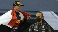 Max Verstappen melewati Lewis Hamilton di Grand Prix Abu Dhabi dalam salah satu momen paling berkesan dalam sejarah F1. Ini memberi superstar olahraga berikutnya gelar dunia pertamanya dan menggagalkan rekor kedelapan Hamilton. AP/Hassan Ammar
