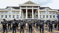 Aparat kepolisian berjaga saat massa Aliansi Sopir Batu Bara berunjuk rasa di halaman Kantor Gubernur Jambi, Telanaipura, Jambi, Senin (13/12/2021).