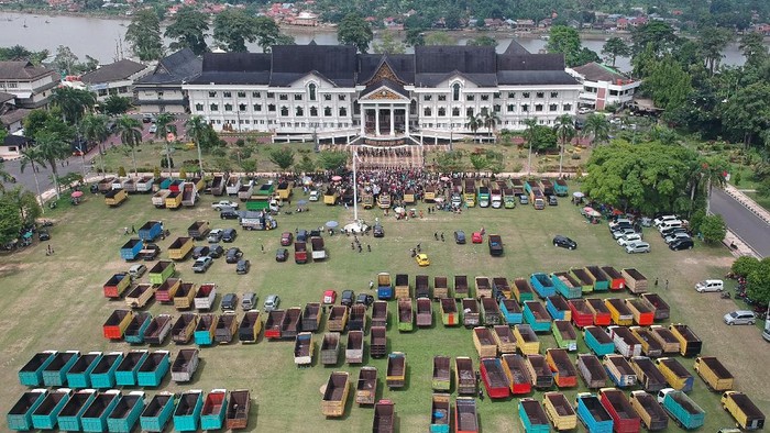 Aliansi Sopir Batu Bara Geruduk Kantor Gubernur Jambi Aparat kepolisian berjaga saat massa Aliansi Sopir Batu Bara berunjuk rasa di halaman Kantor Gubernur Jambi, Telanaipura, Jambi, Senin (13/12/2021). Massa aksi berharap Surat Edaran (SE) Gubernur Jambi yang mengatur jam operasional angkutan bertonase berat mulai pukul 18.00-06.00 WIB dan batas beban maksimal seberat delapan ton per mobil yang telah berlaku di daerah itu masih bisa dikompromikan. ANTARA FOTO/Wahdi Septiawan/wsj.