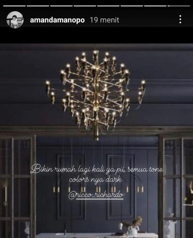 Tak kalah mewah dari bagian luarnya, bagian dalam rumah baru Amanda Manopo pun terlihat elegan. Salah satu ruangan di dalam rumahnya itu tampak didominasi oleh warna gelap. Untuk mempercantik ruangannya, Amanda menambahkan sebuah lampu gantung berwarna keemasan. Foto: Instagram/@ikatancintaofficial.rctiiii