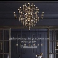 Tak kalah mewah dari bagian luarnya, bagian dalam rumah baru Amanda Manopo pun terlihat elegan. Salah satu ruangan di dalam rumahnya itu tampak didominasi oleh warna gelap. Untuk mempercantik ruangannya, Amanda menambahkan sebuah lampu gantung berwarna keemasan. Foto: Instagram/@ikatancintaofficial.rctiiii