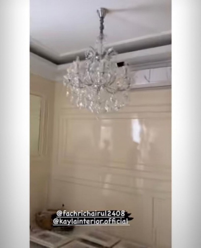 Untuk kamarnya Amanda Manopo memilih warna putih dan krem. Lampu gantung kristal pun tampak terpasang di kamar Amanda Manopo yang berada di lantai 3 dan membuat ruangan semakin terlihat mewah. Foto: Instagram/@ikatancintaofficial.rctiiii