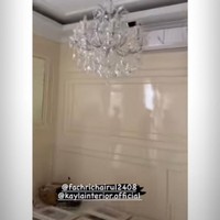 Untuk kamarnya Amanda Manopo memilih warna putih dan krem. Lampu gantung kristal pun tampak terpasang di kamar Amanda Manopo yang berada di lantai 3 dan membuat ruangan semakin terlihat mewah. Foto: Instagram/@ikatancintaofficial.rctiiii