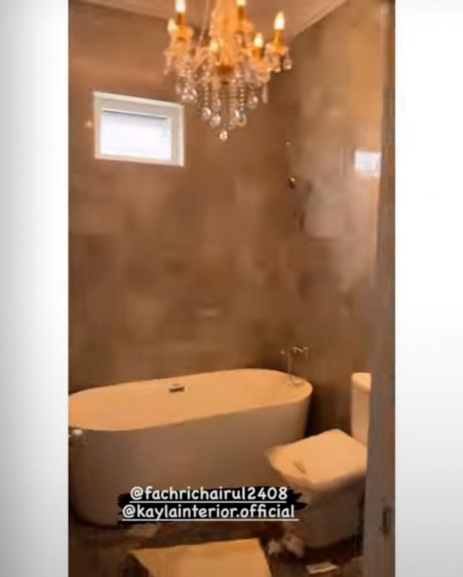 Kamar mandi di dalam kamar tidur Amanda Manopo dibuat nyaman dengan bathtub dan lampu gantung berwarna kuning. Bagian dindingnya pun tampak menggunakan keramik yang membuat kamar mandinya terlihat semakin mewah. Foto: Instagram/@ikatancintaofficial.rctiiii