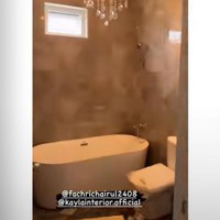 Kamar mandi di dalam kamar tidur Amanda Manopo dibuat nyaman dengan bathtub dan lampu gantung berwarna kuning. Bagian dindingnya pun tampak menggunakan keramik yang membuat kamar mandinya terlihat semakin mewah. Foto: Instagram/@ikatancintaofficial.rctiiii