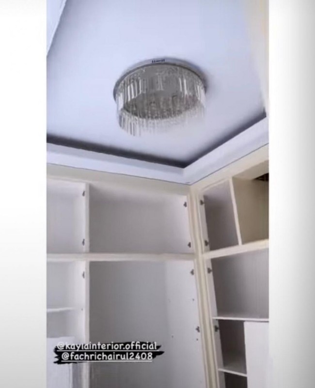 Untuk menyimpan barang-barangnya, Amanda Manopo juga telah membuat ruangan yang dijadikan walking closet. Lemari-lemari tersebut yang nantinya akan dipakai Amanda Manopo untuk menyimpan baju, tas, sepatu, dan perlengkapannya. Foto: Instagram/@ikatancintaofficial.rctiiii