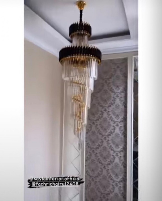 Ini penampakan ruangan menuju tangga di rumah baru Amanda Manopo. Ruangan tersebut tampak kembali dihiasi dengan lampu gantung cukup panjang yang berwarna hitam dan putih. Foto: Instagram/@ikatancintaofficial.rctiiii