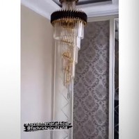 Ini penampakan ruangan menuju tangga di rumah baru Amanda Manopo. Ruangan tersebut tampak kembali dihiasi dengan lampu gantung cukup panjang yang berwarna hitam dan putih. Foto: Instagram/@ikatancintaofficial.rctiiii