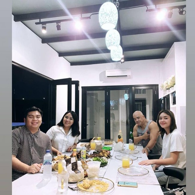 Di bagian atas rumahnya Amanda Manopo juga memiliiki ruangan santai untuk berkumpul bersama keluarga atau para sahabatnya. Ruangan yang dilengkapi dengan sebuah meja panjang itu tampak didominasi oleh warna putih. Foto: Instagram/@ikatancintaofficial.rctiiii