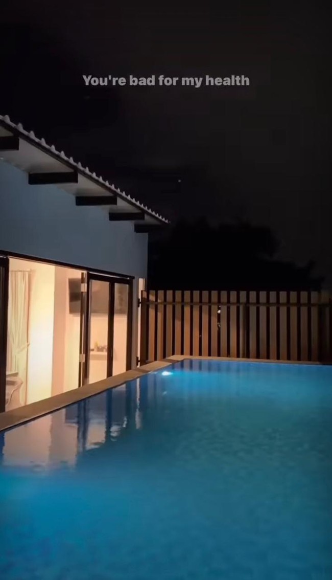 Terdiri dari 4 lantai, di bagian lantai paling atas rumah Amanda Manopo dilengkapi dengan fasilitas berupa kolam renang yang cukup luas. Pada bagian samping kolam tampak dikelilingi dengan pagar aksen kayu. Foto: Instagram/@ikatancintaofficial.rctiiii