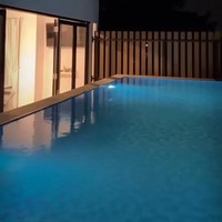 Terdiri dari 4 lantai, di bagian lantai paling atas rumah Amanda Manopo dilengkapi dengan fasilitas berupa kolam renang yang cukup luas. Pada bagian samping kolam tampak dikelilingi dengan pagar aksen kayu. Foto: Instagram/@ikatancintaofficial.rctiiii